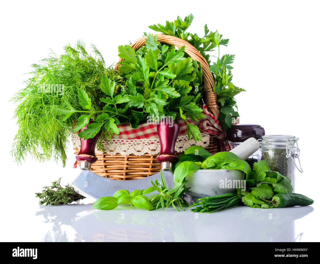 Orgánicos frescos verdes hierbas para cocinar en el canasto y mortero  aislado sobre fondo blanco Fotografía de stock - Alamy