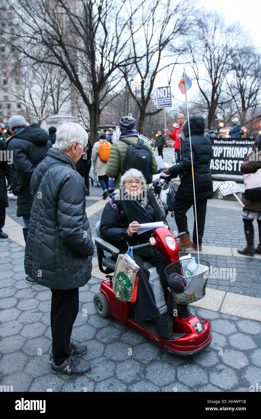 Desactiva la mujer en scooter protestando por Donald Trump en Nueva York, NY Foto de stock