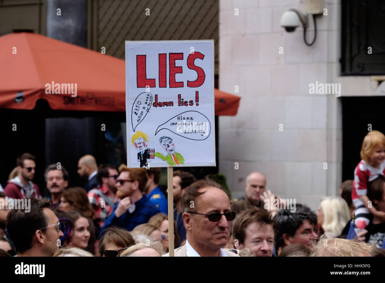 El hombre lleva "Mentiras mentiras maldita" signo de protesta en marzo para Europa Foto de stock