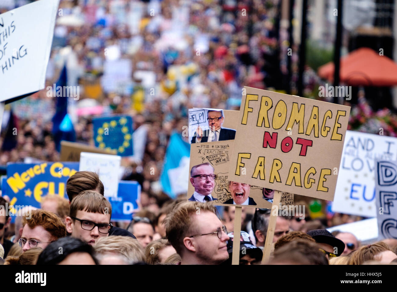 No Fromage Farage signo de protesta lleva mar de manifestantes en la marcha por Europa Foto de stock
