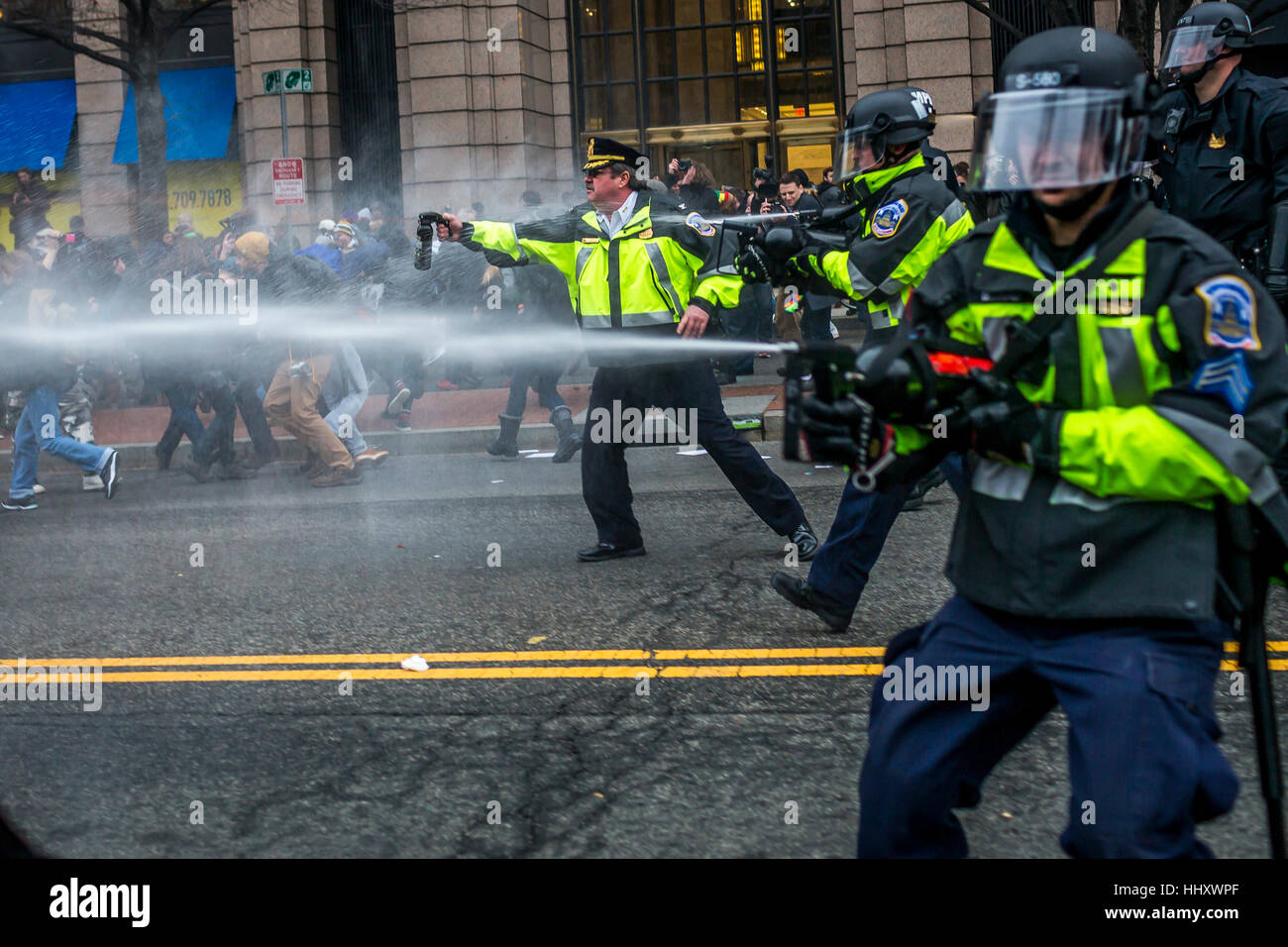Washington, Estados Unidos. 20 ene, 2017. Horas después de Donald Trump fue investido como el 45º Presidente de los Estados Unidos, en enero, 20, 2017, los manifestantes se enfrentaron con la policía antimotines, quienes respondieron con gas pimienta, gases lacrimógenos, balas de goma y granadas de flash. Crédito: Pacific Press/Alamy Live News Foto de stock