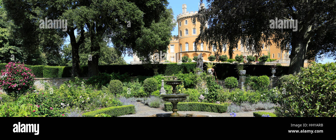 Verano, Julio, Agosto, jardines de rosas al Castillo de Belvoir, aldea de Belvoir, Leicestershire, Inglaterra Foto de stock