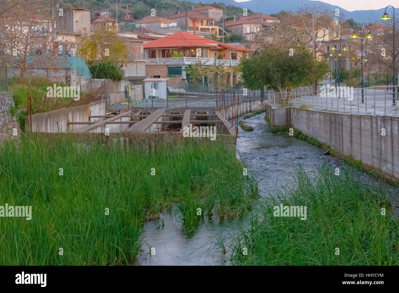 Las instalaciones de la piscifactoría de truchas cerca de las riberas de los ríos en Grecia Foto de stock