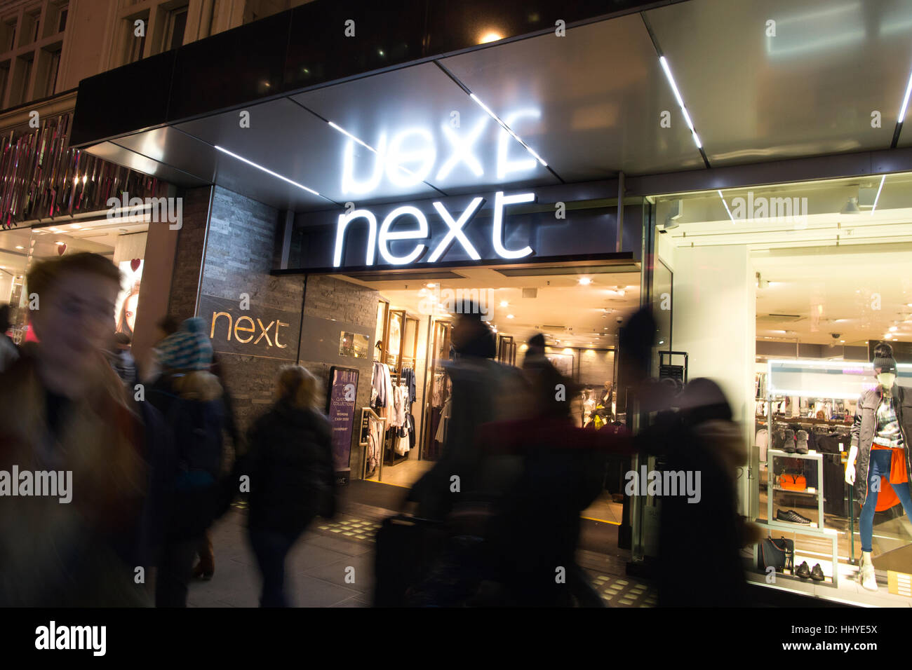 La próxima tienda de ropa, Oxford Street, en el centro de Londres, Inglaterra, Reino Unido. Foto de stock