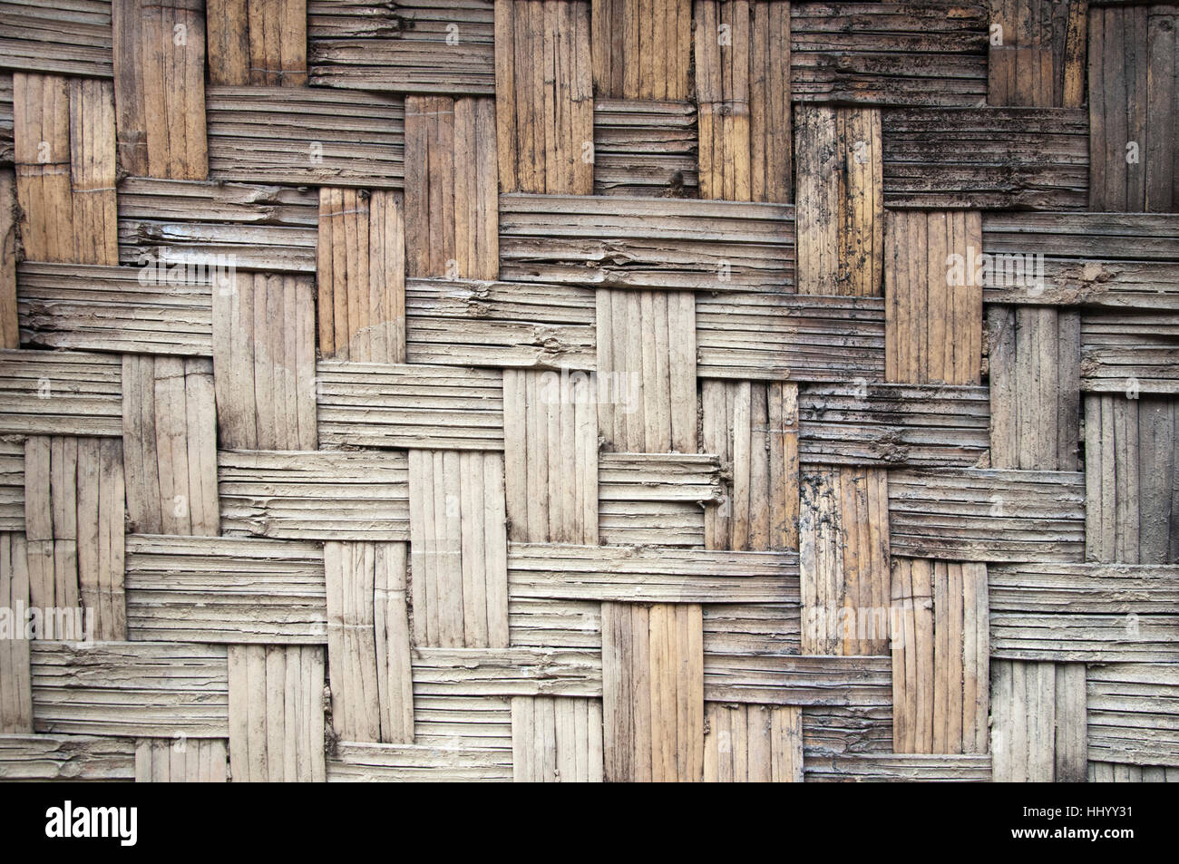 Tiras de trenzados de caña, tejidas en una pared, la forma geométrica  abstracta en un poblado de indios Fotografía de stock - Alamy