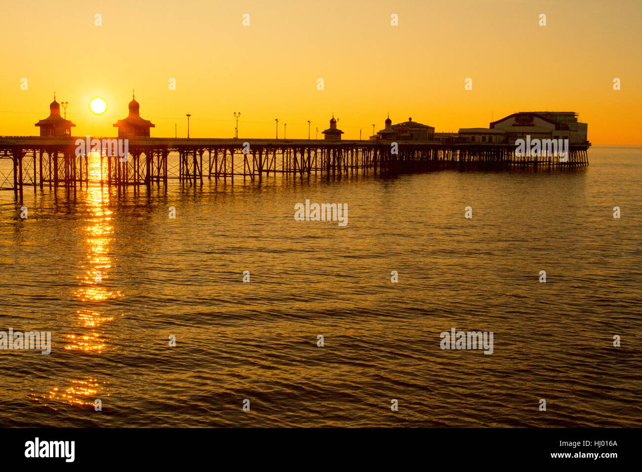 Marea Alta en Blackpool, el Muelle Norte, una estructura victoriana y emblemático, al atardecer, Lancashire, UK Foto de stock