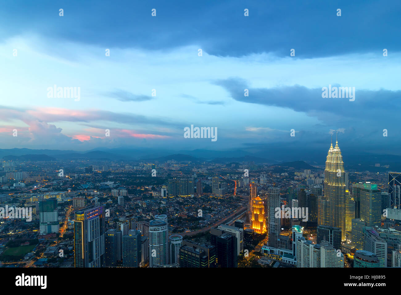Paisaje urbano de Kuala Lumpur durante la noche azul crepúsculo hora vista aérea Foto de stock