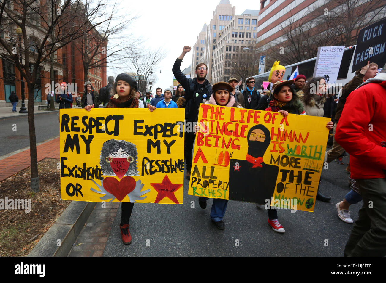 Washington, DC, EE.UU. 20 de enero de 2017. Manifestaciones el día de la inauguración. Dos mujeres tienen carteles en la marcha 'ocupar Inauguración' a lo largo de la Avenida K. 20 de enero de 2017. Foto de stock