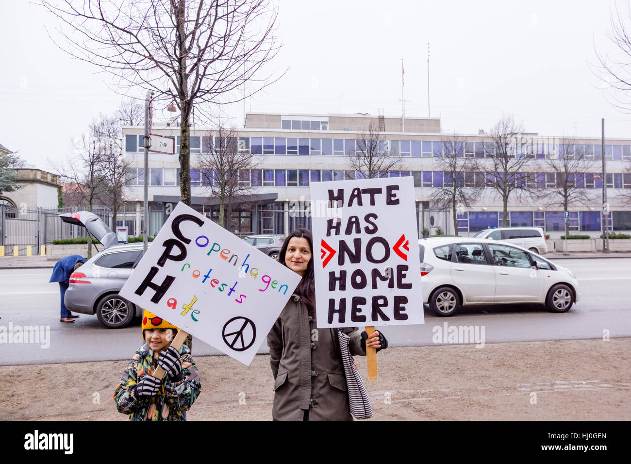 Womens marzo con pancartas delante de la embajada de Estados Unidos en Copenhague contra Donald Trump, 21 de enero de 2017, Foto de stock