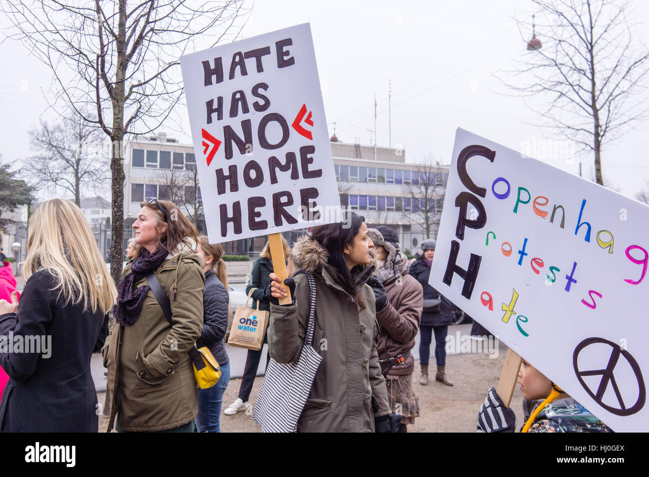 Womens marzo con pancartas delante de la embajada de Estados Unidos en Copenhague contra Donald Trump Janyary 21, 2017 Foto de stock