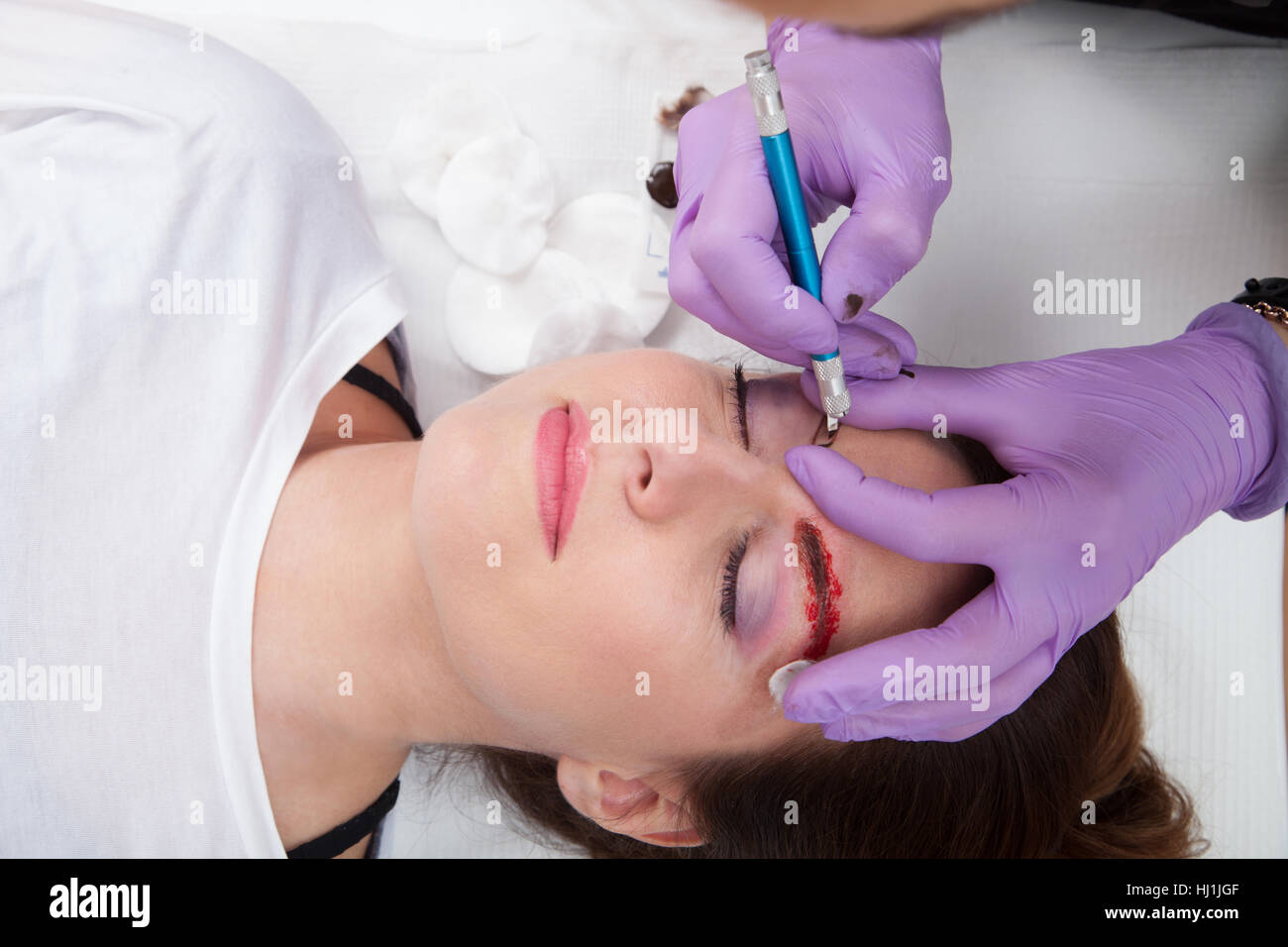 Cosmetóloga aplicar maquillaje permanente de cejas Foto de stock