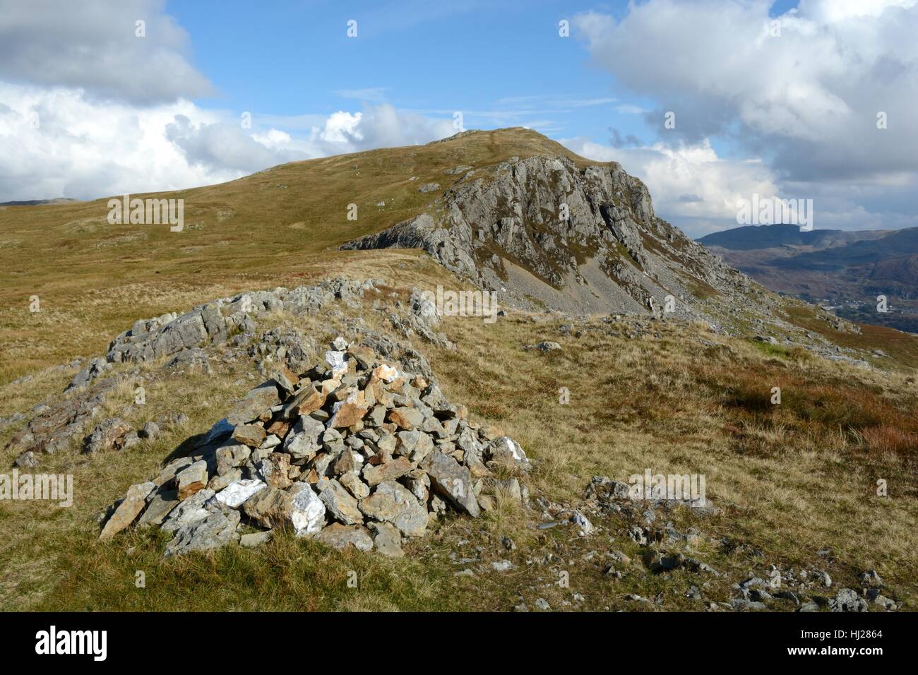 Marcador de piedra en la Cordillera Moelwyn Parque Nacional de Snowdonia Gwynedd Wales Cymru REINO UNIDO GB Foto de stock