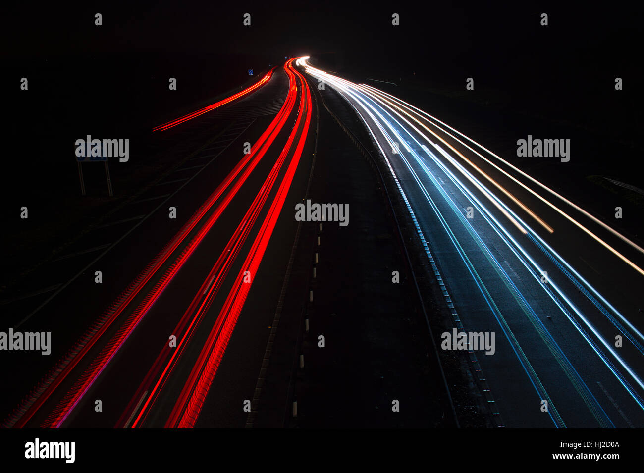 Luces de coche en la autopista M40 por la noche. Oxfordshire, Inglaterra Foto de stock