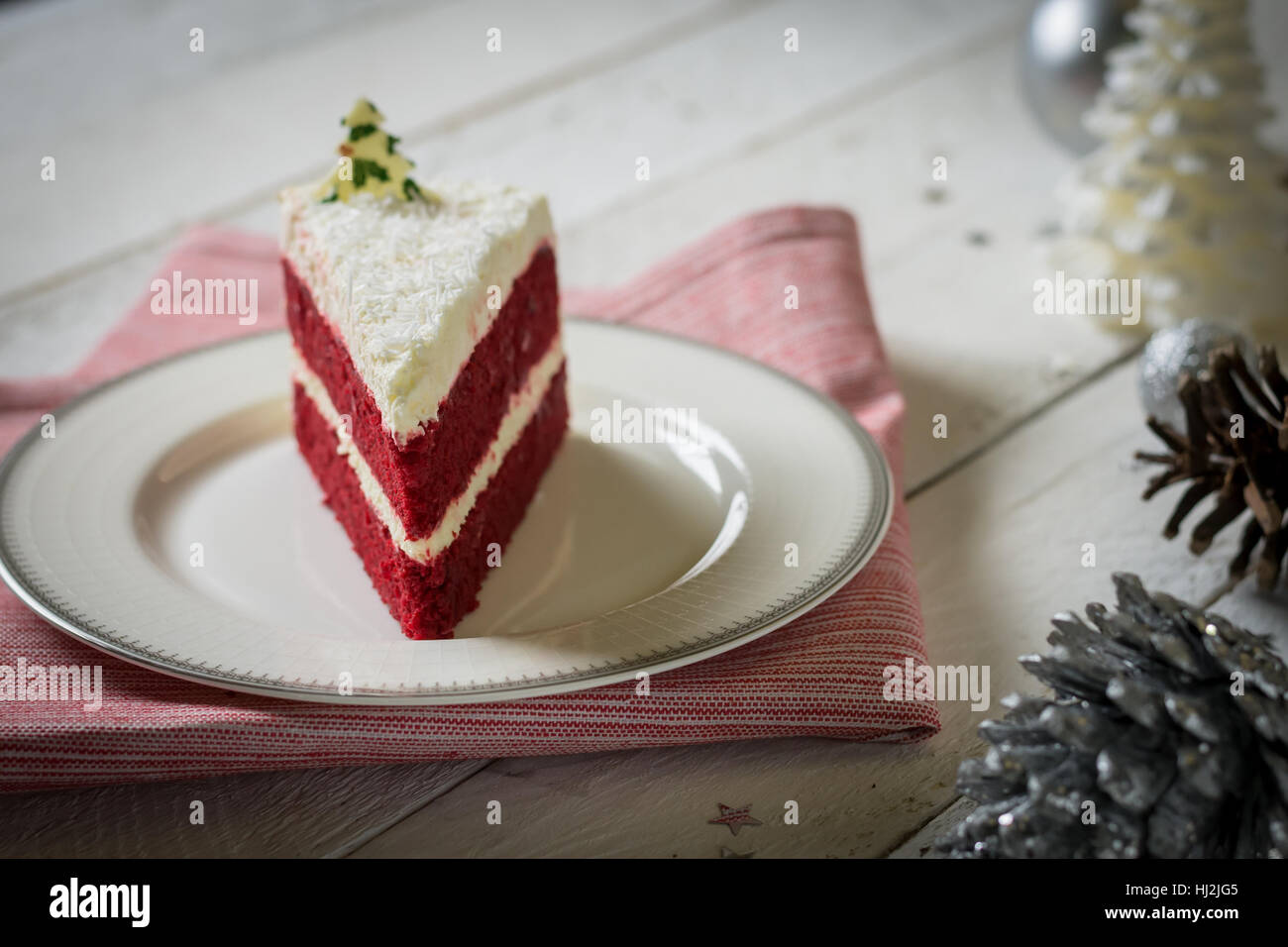 Pastel de terciopelo rojo con crema blanca de decoración en blanco tabla  para celebración de vacaciones ,el enfoque selectivo Fotografía de stock -  Alamy