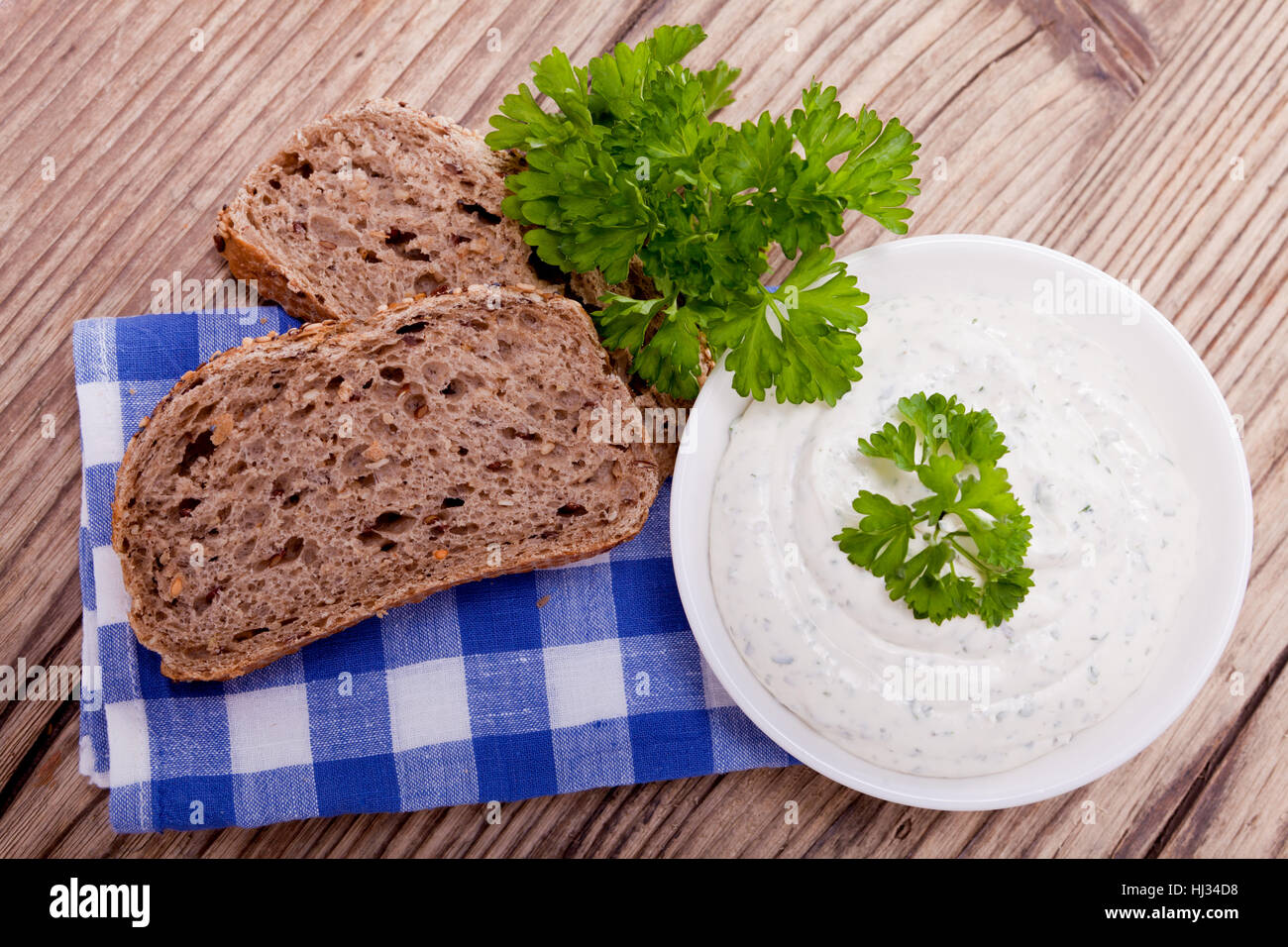 Pan, queso, requesón, cuajada, toda la harina de pan, hierbas, aperitivos,  comida, alimento Fotografía de stock - Alamy