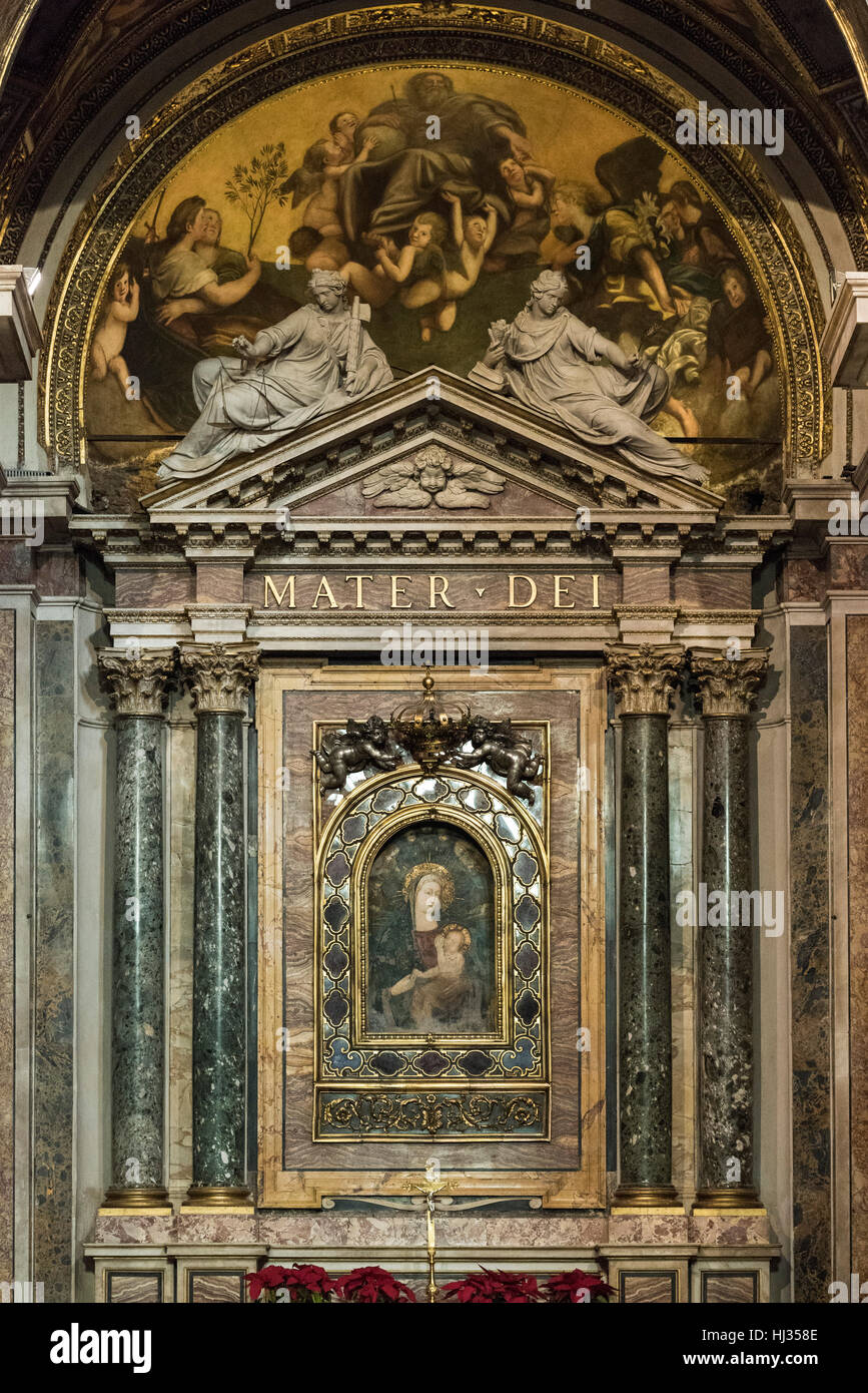 Roma. Italia. Iglesia de Santa Maria della Pace, el altar mayor, diseñado por Carlo Maderno (1614) para enmarcar el venerado icono de la Virgen y el niño. Foto de stock