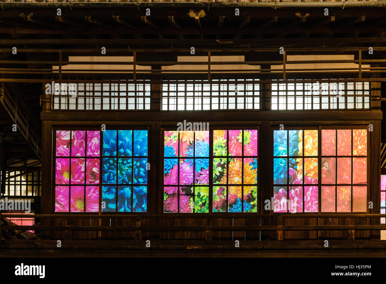 Japón, Matsuyama. El período Meiji atracción turística de madera, el Dogo  Onsen bathhouse. Ventanas con persianas iluminadas en diferentes colores.  Por la noche Fotografía de stock - Alamy