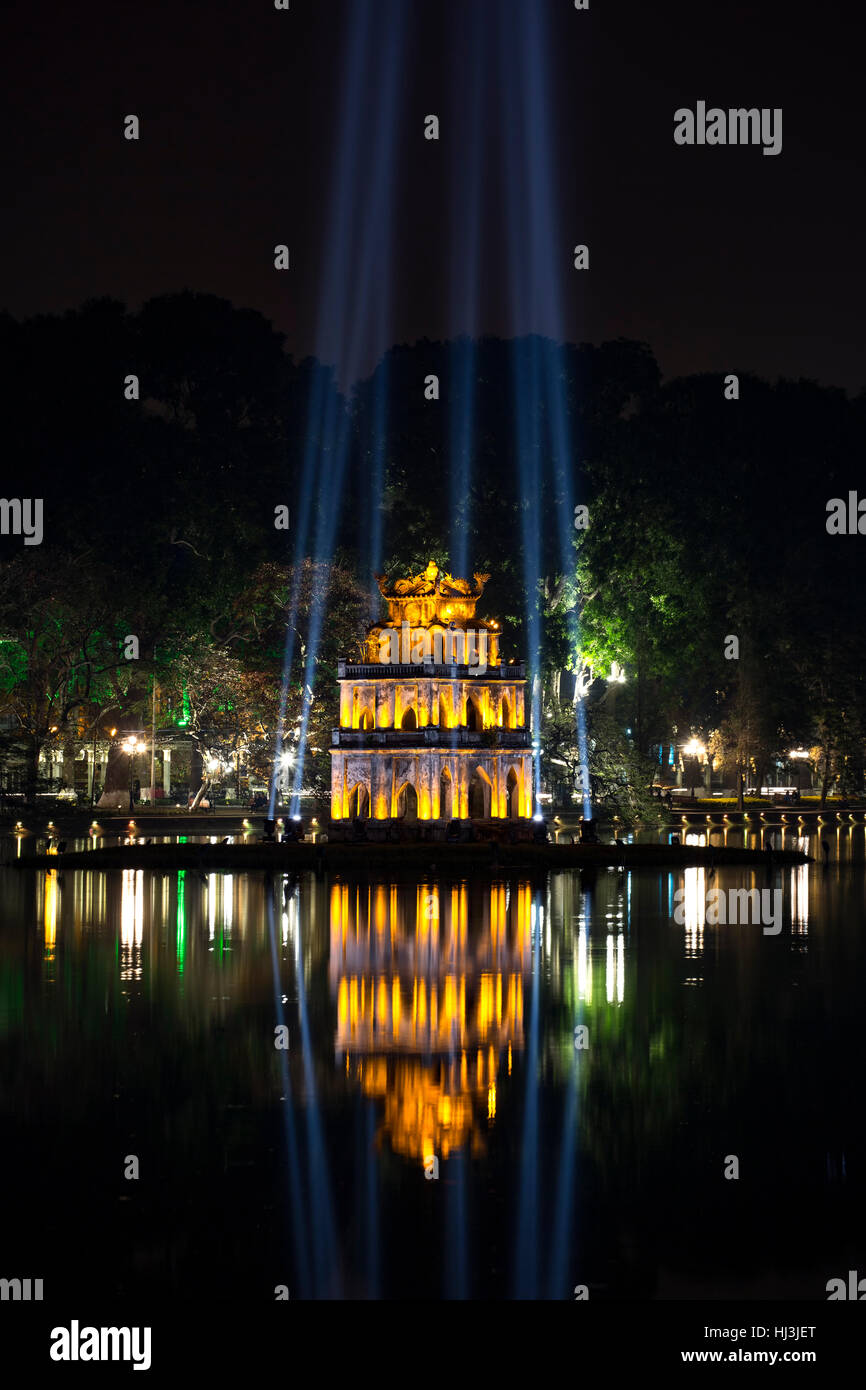 Pagoda reflexionó sobre los ejes de luz y agua, el Lago Hoan Kiem, Hanoi, Vietnam Foto de stock