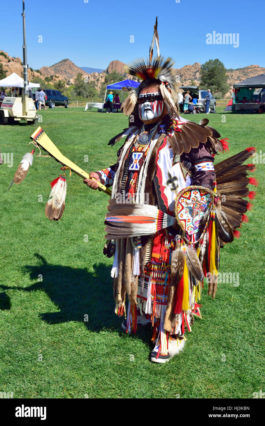algo Mamut Ocultación Los Indios Americanos Nativos navajo hombre en Prescott intertribales Pow  Wow en Arizona en vestimenta tradicional ceremonial con pintura facial  Fotografía de stock - Alamy