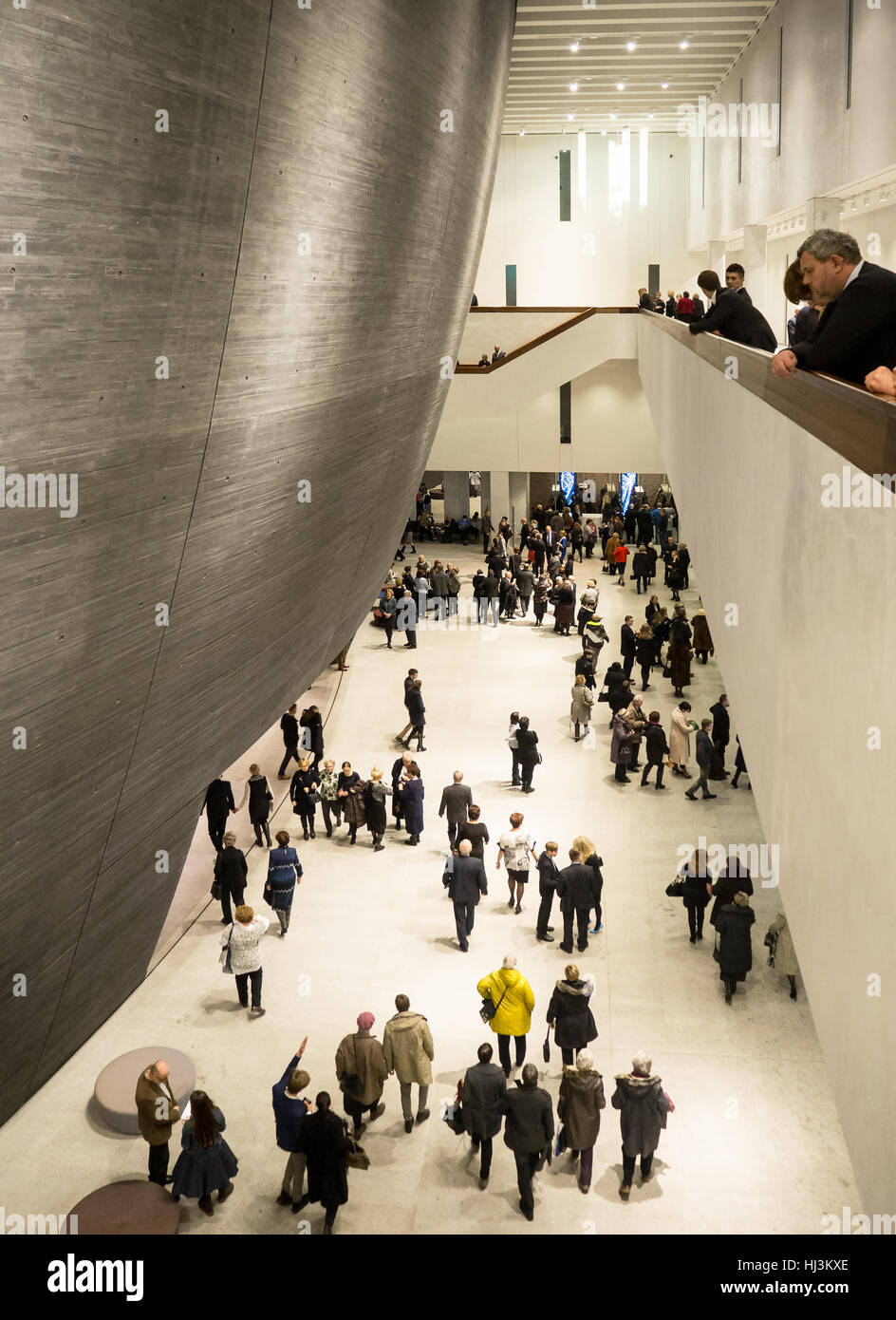 Personas en un salón en una moderna sala de conciertos de la Orquesta  Sinfónica Nacional de la Radio Polaca (NOSPR) en Katowice, Polonia  Fotografía de stock - Alamy