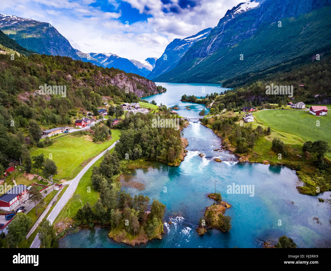 Hermosa naturaleza noruega paisaje natural de fotografía aérea. Lago lovatnet. Foto de stock