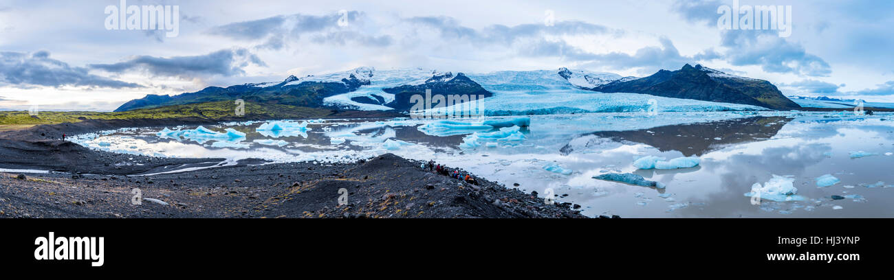 Imagen panorámica de Islandia's Secret Lagoon. El sitio está lleno de glaciares y icebergs rodeado por montañas rocosas, y un litoral accidentado. Rodada con Foto de stock