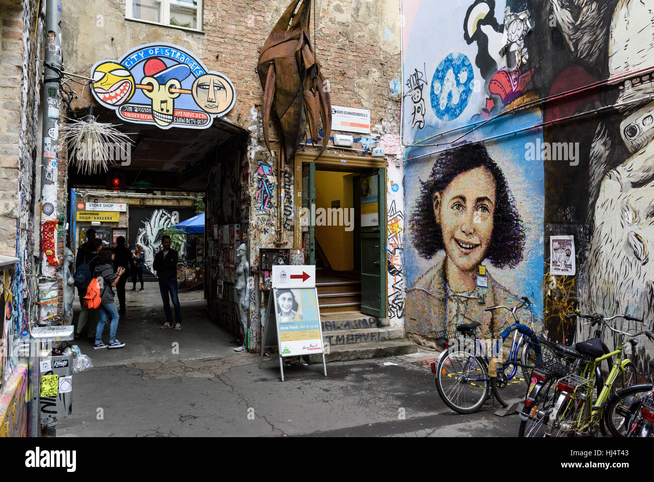 Berlín. Alemania. Entrada a la casa de Anne Frank Zentrum en el patio de Haus Schwarzenberg en Rosenthaler Straße, Hackescher Markt. Foto de stock
