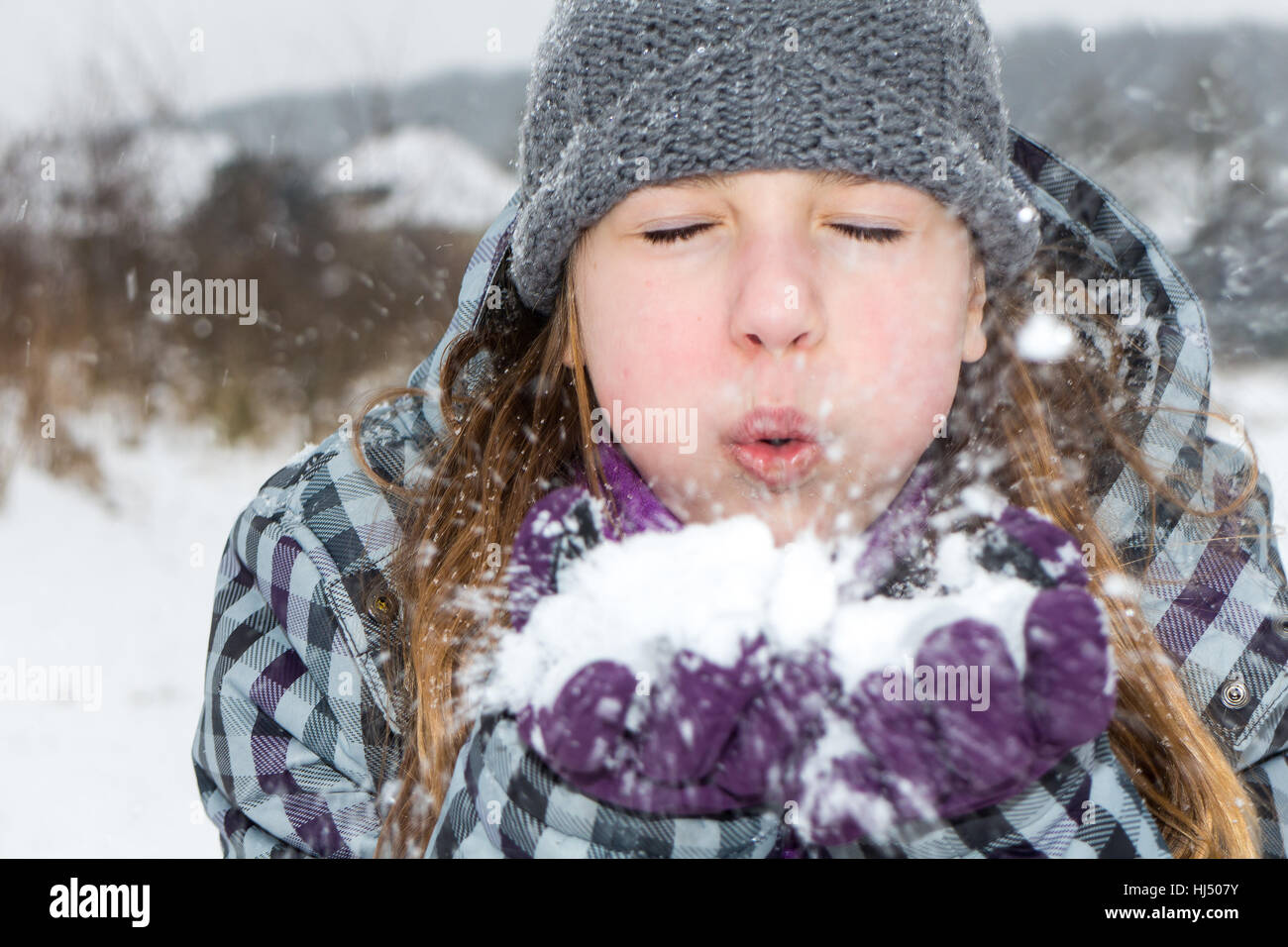 Invierno, golpe, guantes, nieve, de deseo, de suerte, suerte, niña, niña,  tiempo libre, libre Fotografía de stock - Alamy