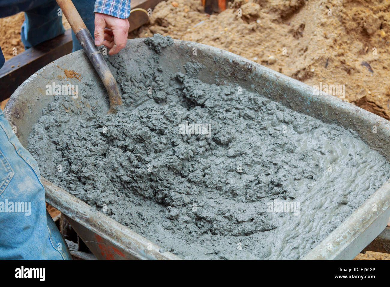 El hombre mezcla de mortero de cemento pared de bloques de hormigón  carretilla Fotografía de stock - Alamy