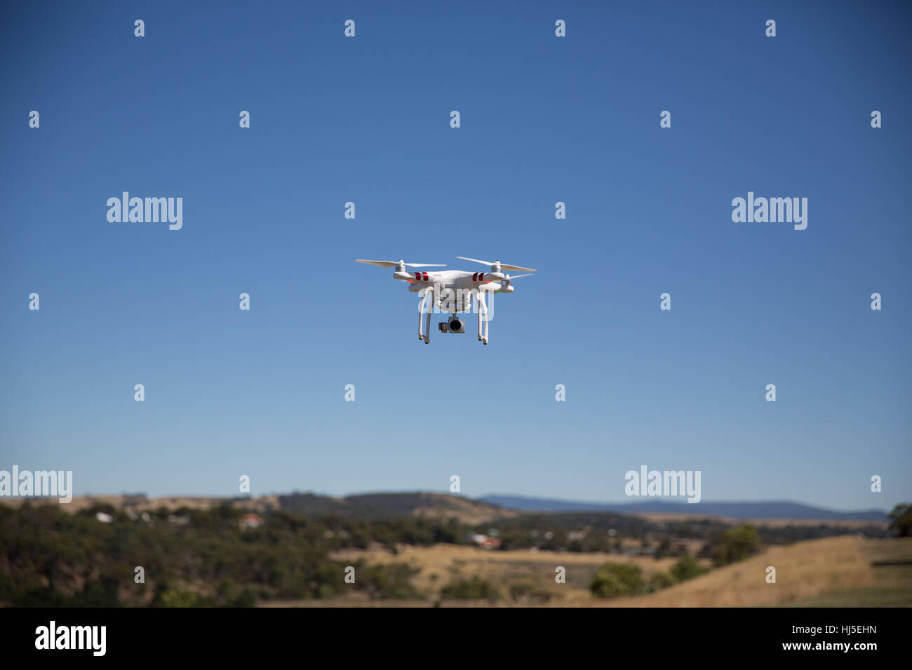 Vehículo aéreo no tripulado (UAV) o zumbido, segura volando en un campo. Foto de stock