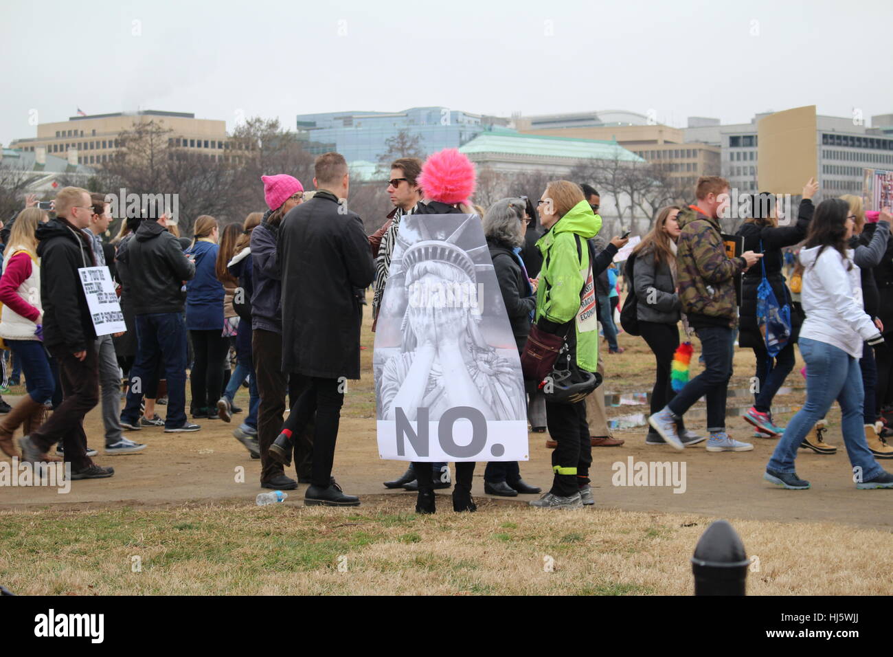 Distrito de Columbia, Estados Unidos. 21 ene, 2017. Una mujer lleva una capa con una imagen de la Estatua de la libertad sosteniendo su rostro en sus manos, con el título 'No.'. Foto de stock