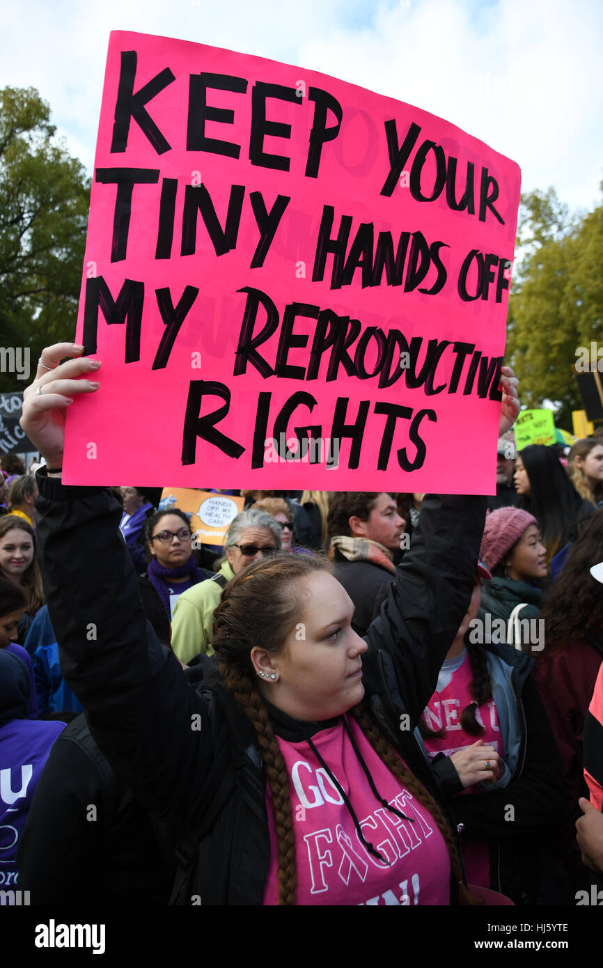 Sacramento, EEUU. 21 ene, 2017. Las mujeres marcharon en la capital del estado de Sacramento como parte de un movimiento mundial para pedir los derechos civiles de la mujer, así como la salud reproductiva de la mujer los derechos de crédito: Alex Arnold/Alamy Live News Foto de stock