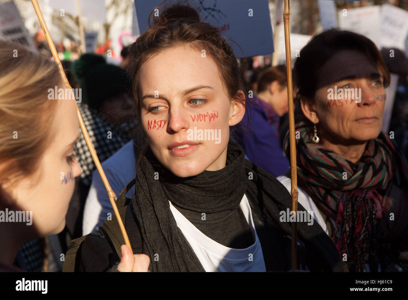 Londres, Reino Unido. El 21 de enero, 2017. La marcha de las mujeres, las mujeres manifestantes con "desagradable" escrita en la mujer enfrenta, de cerca. Crédito: Alan Gignoux/Alamy Live News Foto de stock