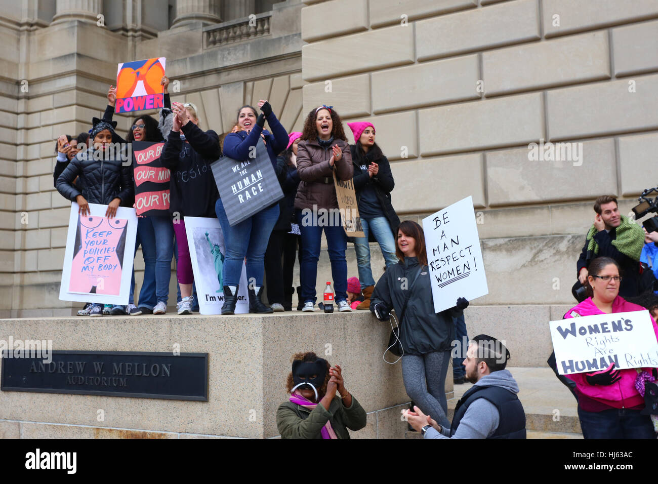 Washington, DC, EE.UU. 21 de enero de 2017. Un grupo de mujeres que animan a la gente marchando en la marcha de las mujeres en Washington. 21 de enero de 2017. Foto de stock