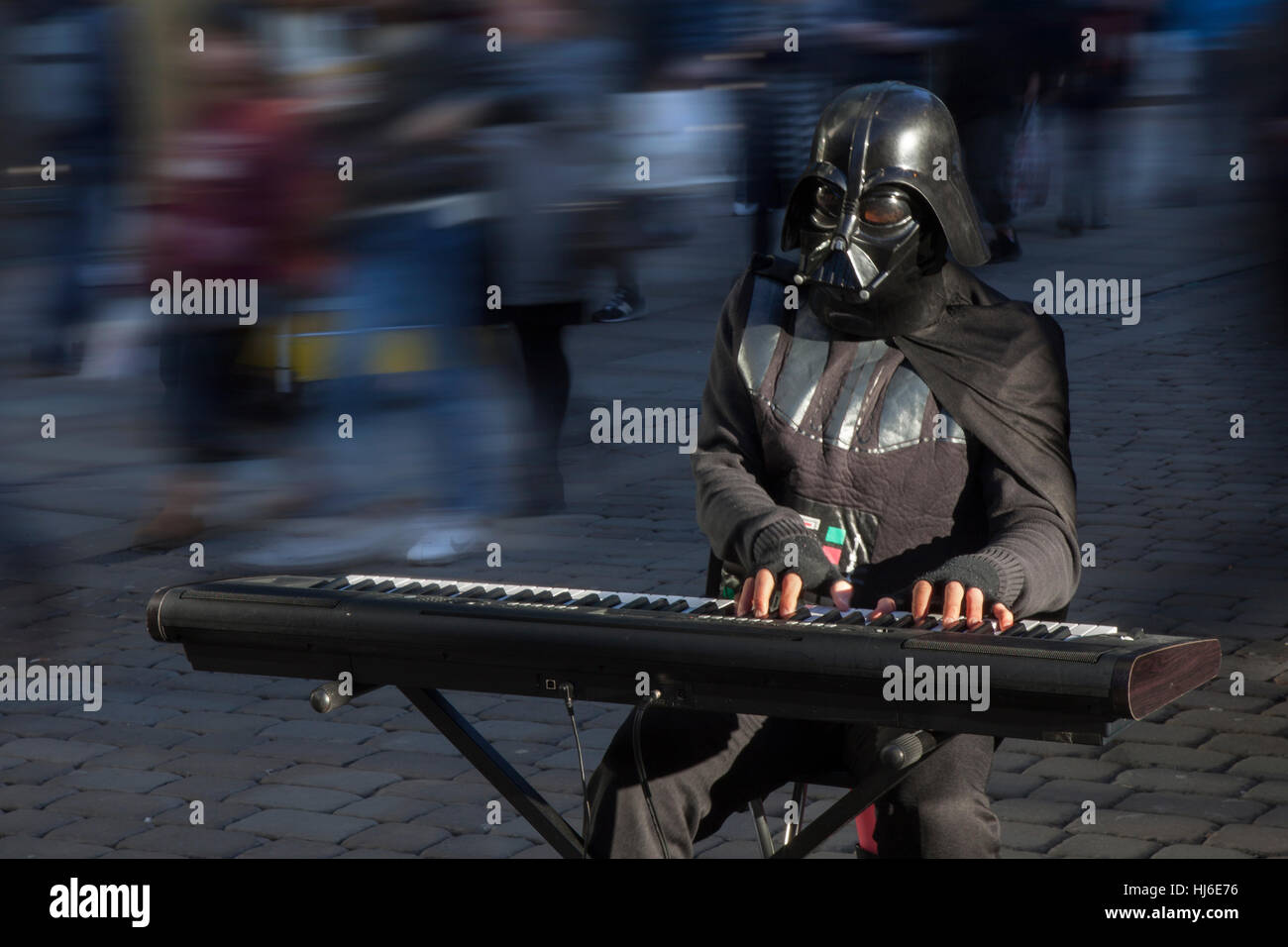 Black disfred Darth Vader Busker; músico tocando teclado Roland y  entretener a los compradores por dinero en Piccadilly, Manchester City  Center, animadores, Reino Unido Fotografía de stock - Alamy