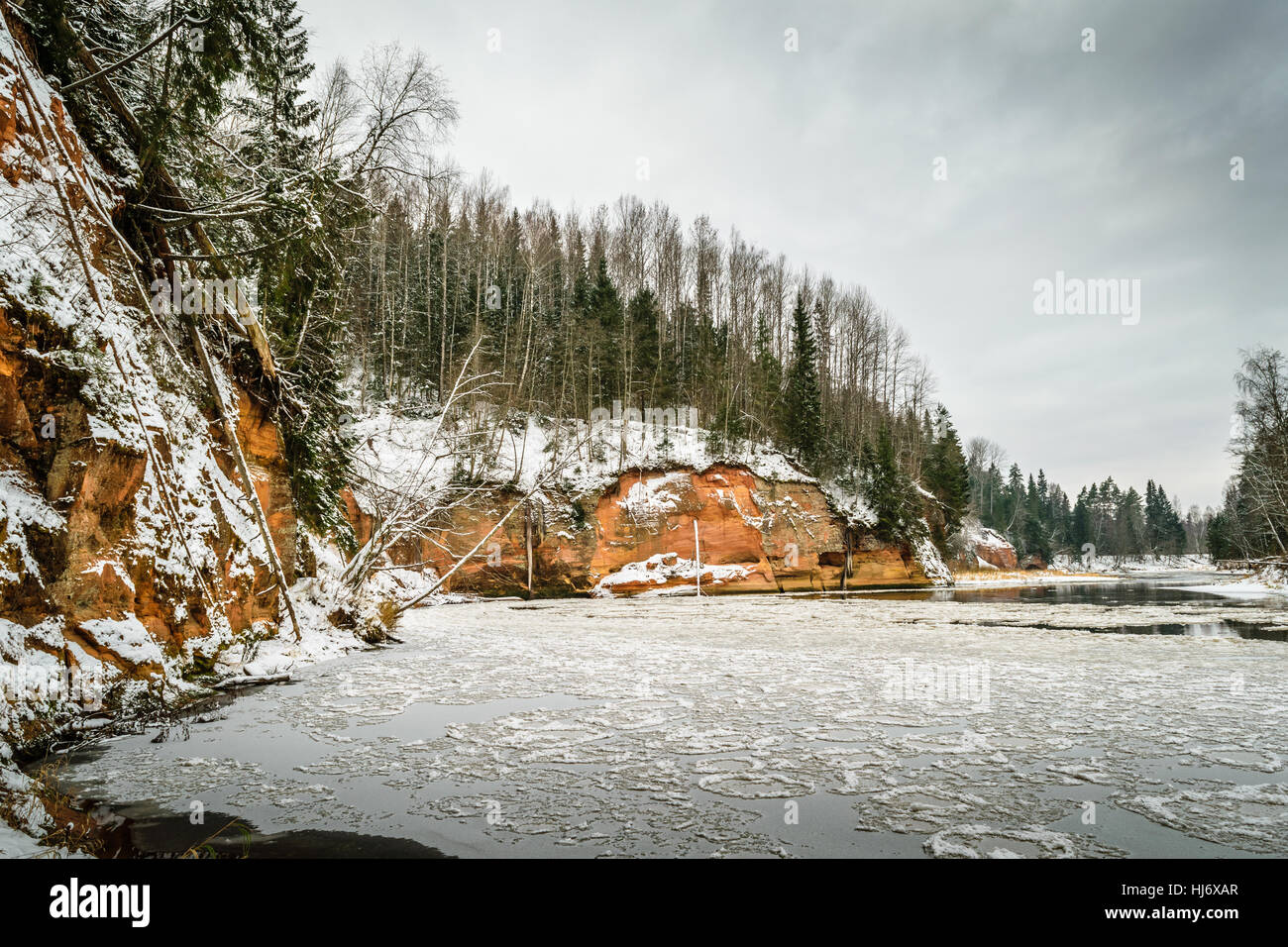 Acantilados de arenisca junto al río cubiertas de hielo paisaje fotografía Foto de stock
