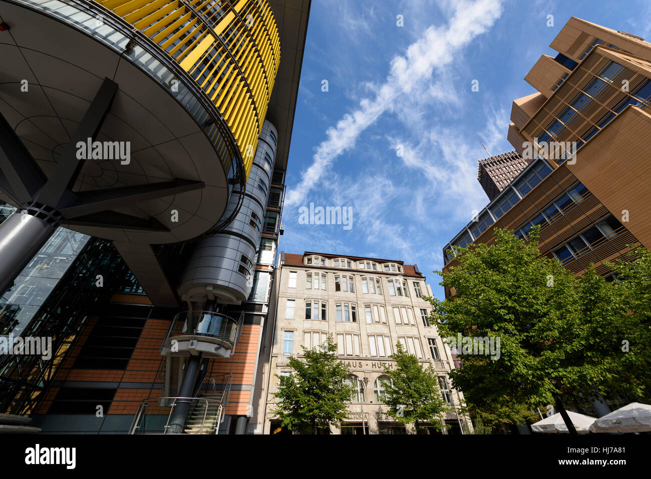 Berlín. Alemania. Haus Huth (1912), sobre Fontaneplatz, Linkstraße, empequeñecido por la arquitectura moderna de alta tecnología, a la Potsdamer Platz. Foto de stock