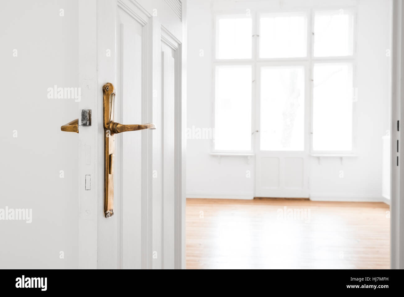 Abra la puerta y la habitación vacía en el plano antigua renovada Foto de stock