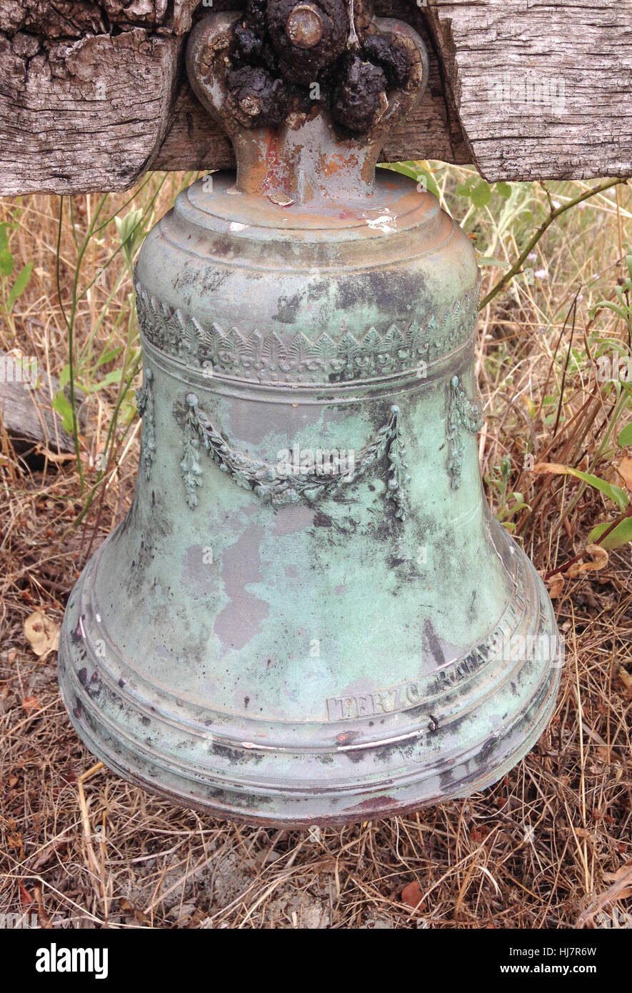Oxidados Bell atribuye a capeado rústico con vigas de madera. Italia. Foto de stock