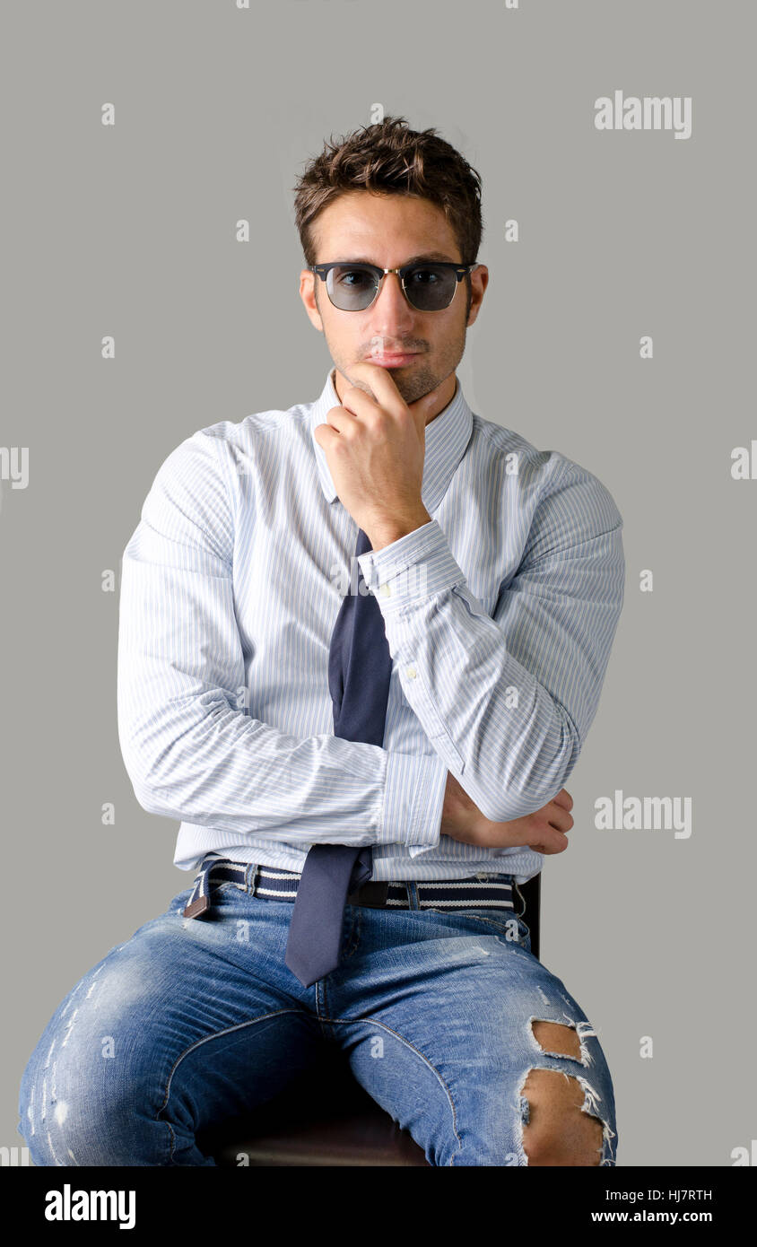 Alternativa joven negocio hombre vestido camisa, corbata jeans rajados Fotografía de stock - Alamy