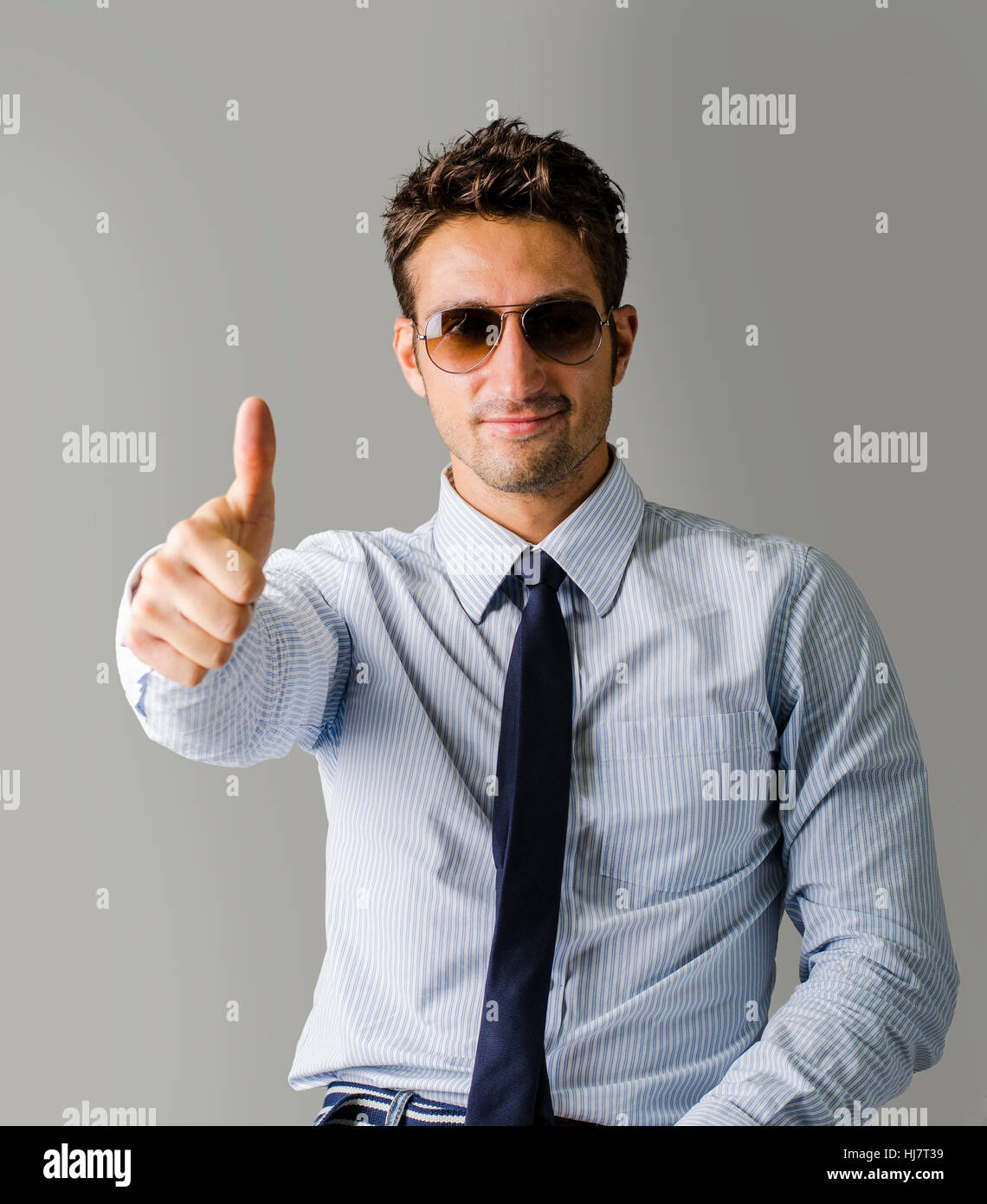 Alternativa joven negocio hombre vestido con camisa, corbata y rajados Fotografía de stock