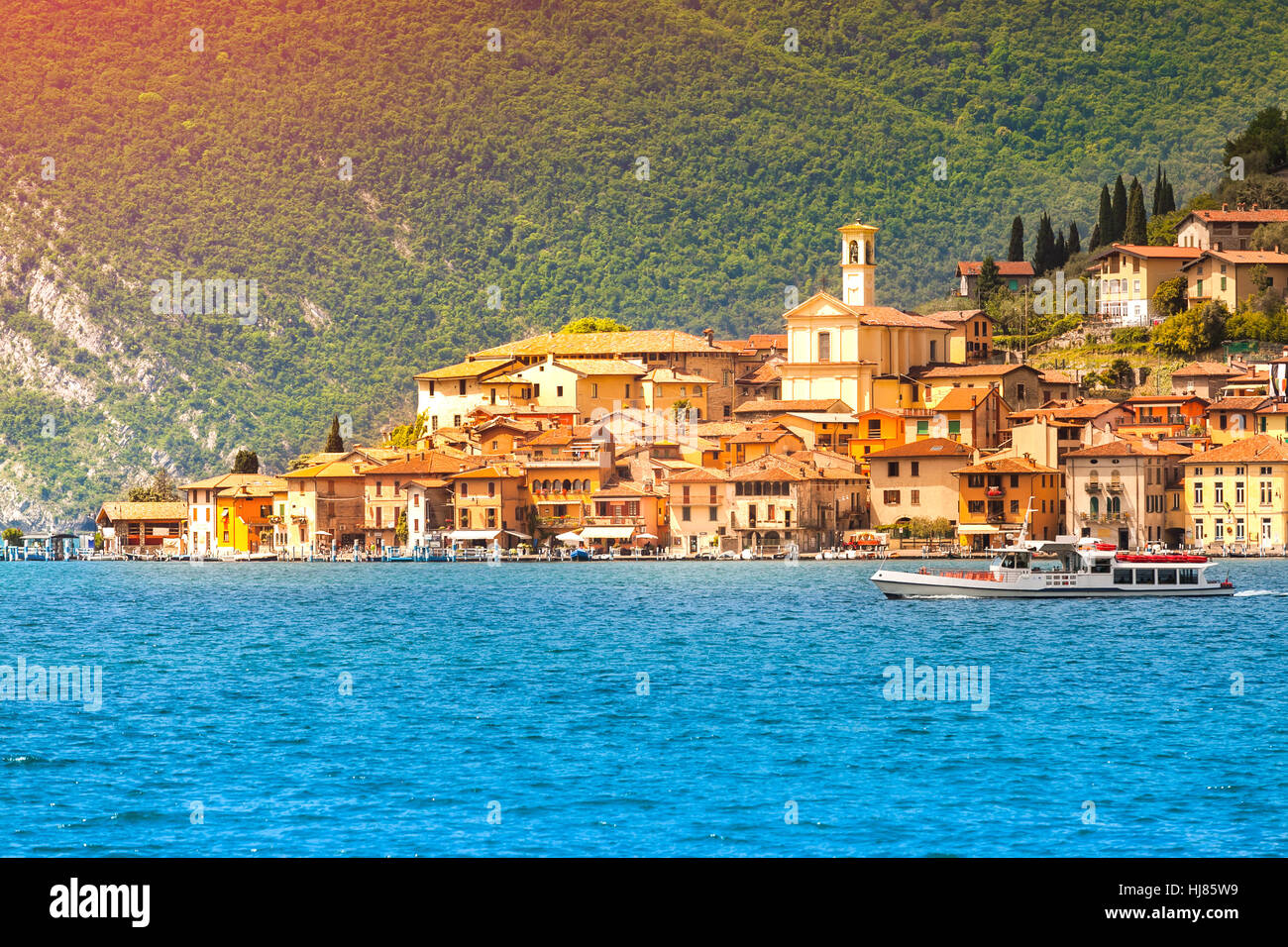 Vista de la ciudad de Peschiera Maraglio, un brillante día soleado. Región Lombardía, provincia de Brescia (BS) en lago de Iseo. Italia, Europa. Foto de stock