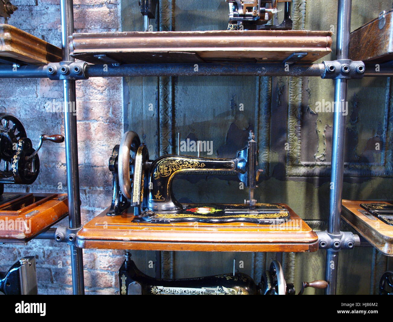 Antigua Máquina de coser en el ajuste de fábrica Fotografía de stock - Alamy
