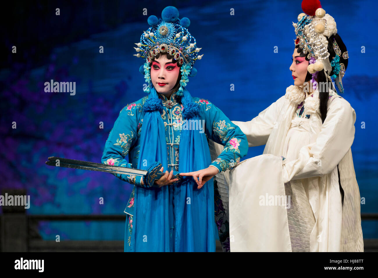 Actores de la Ópera de Beijing Troupe realizar el famoso cuento de "La Leyenda de la Serpiente Blanca" en una etapa en Moscú Foto de stock