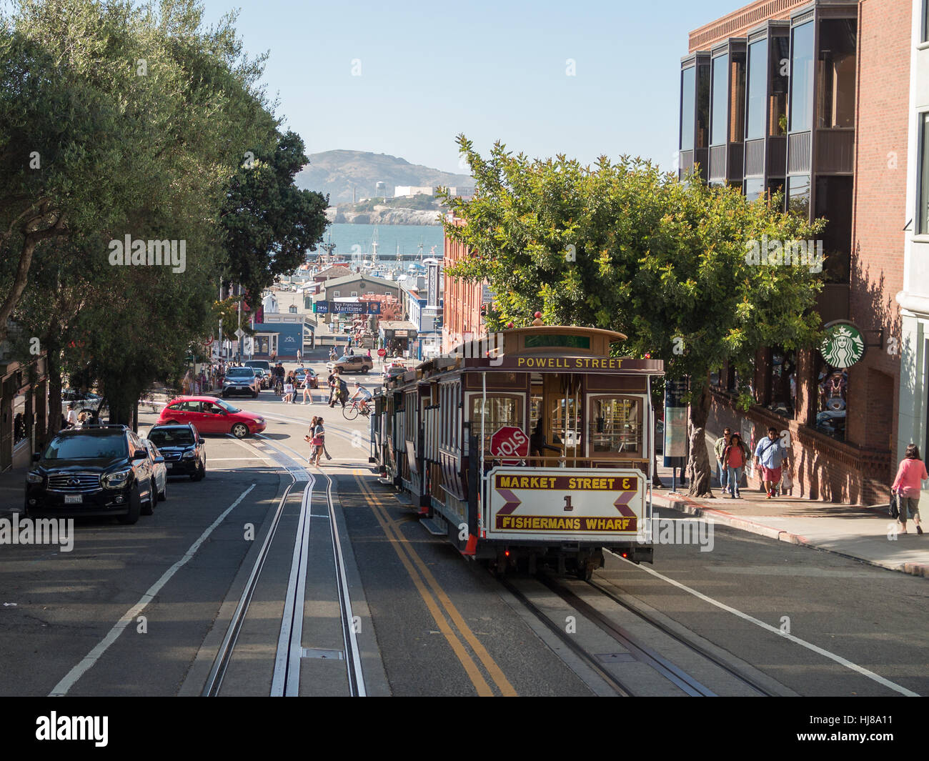 Un funicular cuesta abajo en Hyde Street hasta Fisherman's Wharf en la línea Powell-Hyde Foto de stock