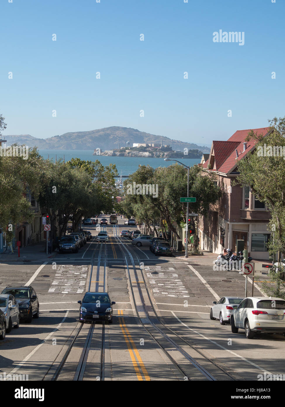 Mirando cuesta abajo en Hyde Street San Francisco con la isla de Alcatraz en el horizonte Foto de stock