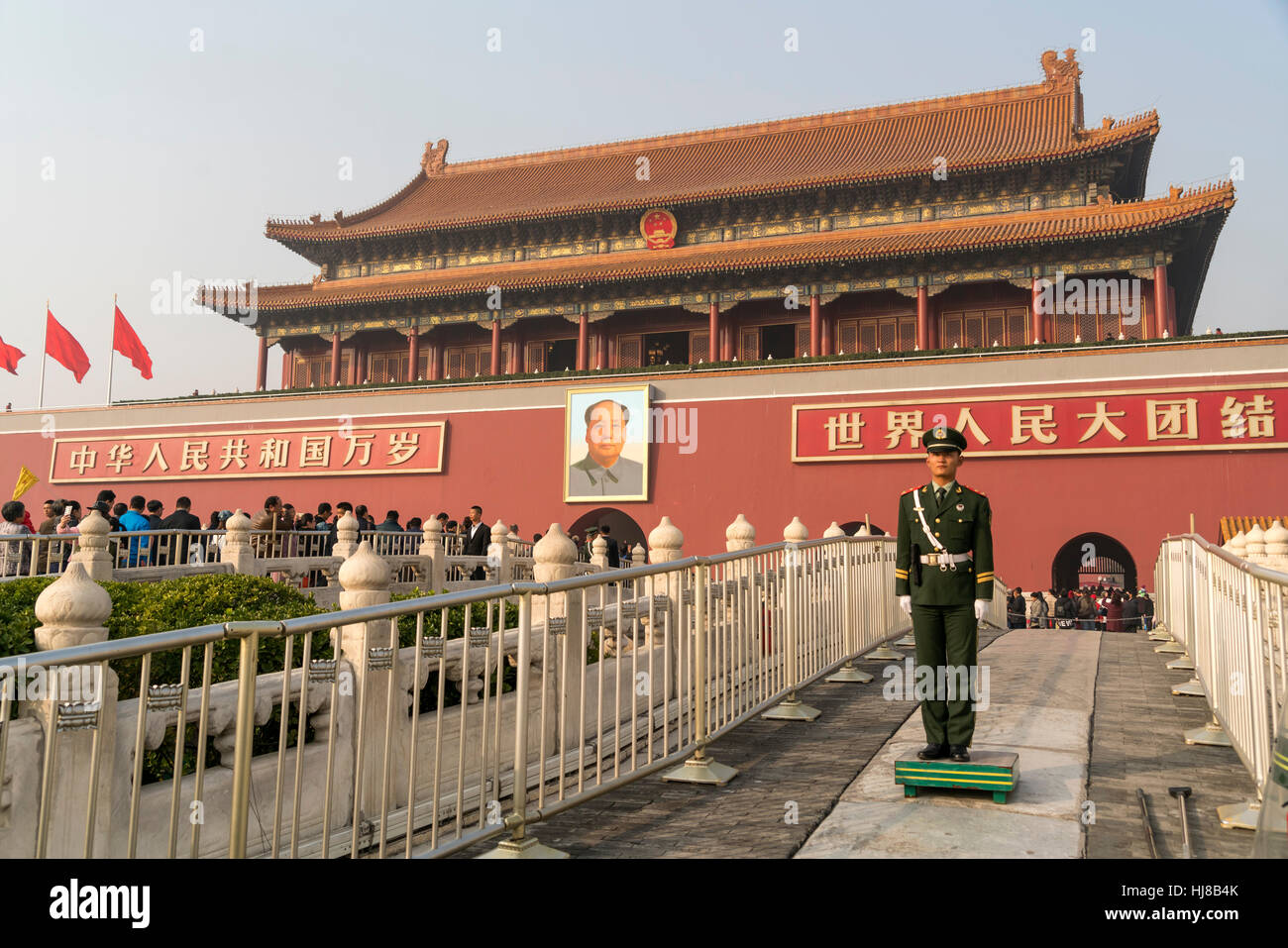 Guardia delante del retrato de Mao Zedong, puerta de la Paz Celestial, en Pekín, China Foto de stock