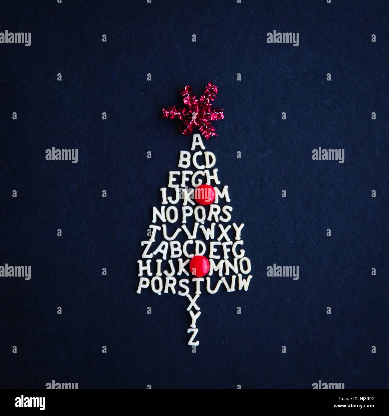 Árbol de Navidad con alfabeto conceptual no L Foto de stock