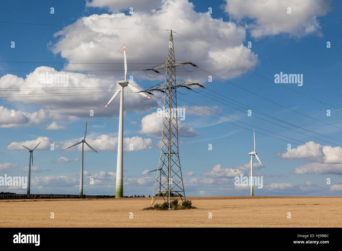 Campo, energía, potencia, electricidad, energía eléctrica, producción de alta tensión Foto de stock