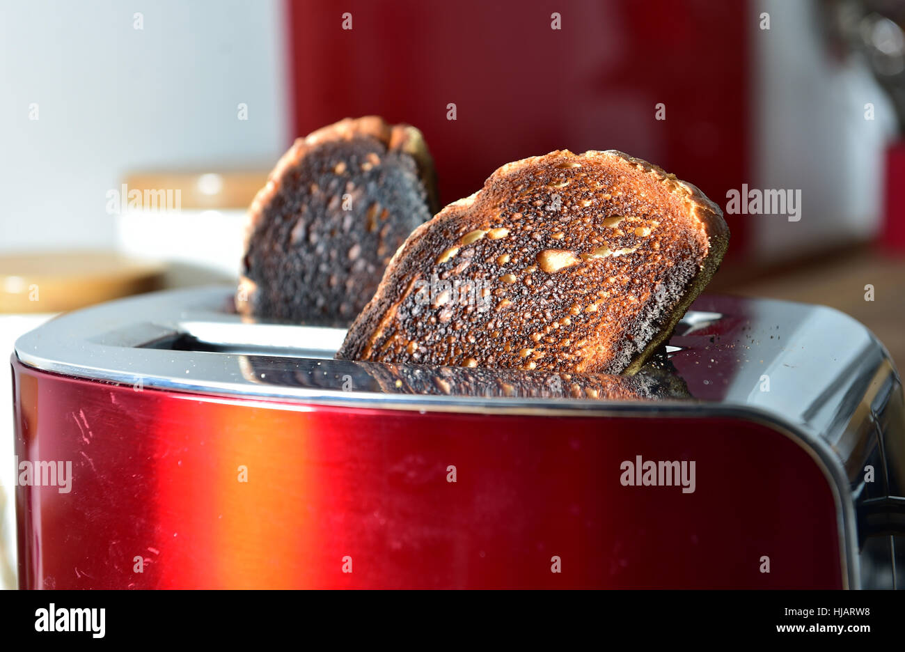 Rebanadas de pan blanco tostado quemado cocinados en un Russell Hobbs  tostador emergente Fotografía de stock - Alamy